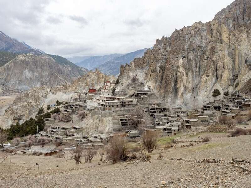 thorang la pass trek mountain village